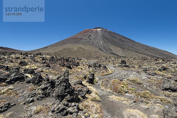 Mount Ngauruhoe  aktiver Vulkan  vulkanische Landschaft  Tongariro Alpine Crossing  Tongariro National Park  Nordinsel  Neuseeland  Ozeanien