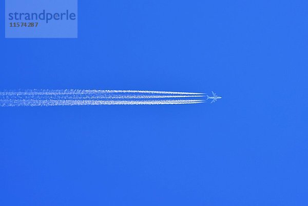 Airbus A380 mit Kondensstreifen am blauen Himmel  Bayern  Deutschland  Europa