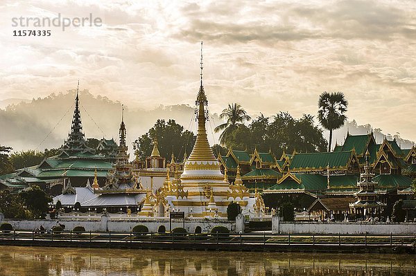 Wat Chong Kham Buddhistischer Tempel am See  Mae Hong Son  Nordthailand  Thailand  Asien