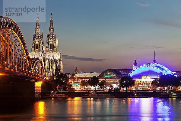 Stadtlandschaft mit Rhein  Hohenzollernbrücke  Dom  Hauptbahnhof und Musical Dome  Abenddämmerung  Köln  Nordrhein-Westfalen  Deutschland  Europa