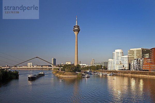 Medienhafen mit Rheinkniebrücke  Rheinturm und Neuer Zollhof  Düsseldorf  Nordrhein-Westfalen  Deutschland  Europa