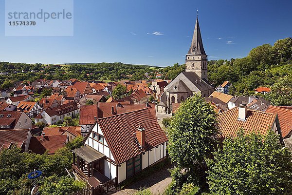 Schauen Sie auf die mittelalterliche Stadt mit der historischen Zentrumskirche  Warburg  Bezirk Hoexter  Westfalen-Lippe  Nordrhein-Westfalen  Deutschland  Europa