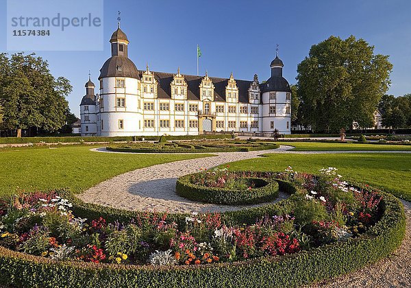 Schloss Neuhaus  Weserrenaissance  Paderborn  Ostwestfalen-Lippe  Nordrhein-Westfalen  Deutschland  Europa