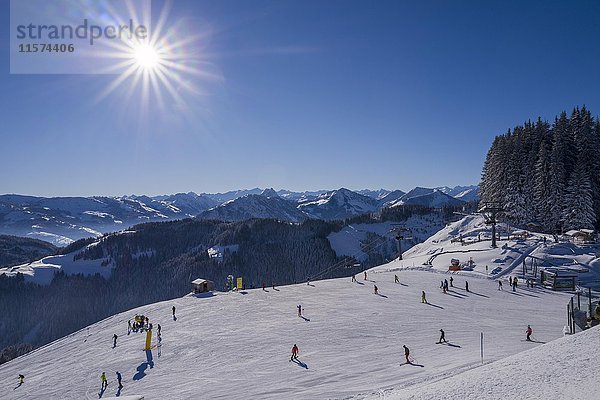 Piste  Skigebiet Wilder Kaiser-Brixental  Alpenpanorama im Hintergrund  Brixen  Tirol  Österreich  Europa