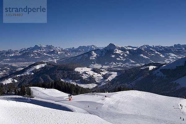 Piste  Winterlandschaft  Blick auf das Kitzbüheler Horn  Skigebiet Wilder Kaiser-Brixental  Tirol  Österreich  Europa
