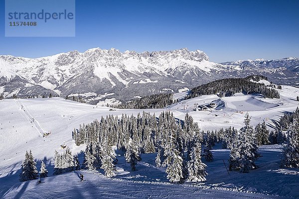 Piste  Winterlandschaft  Wilder Kaiser im Hintergrund  Wilder Kaiser-Brixental  Tirol  Österreich  Europa
