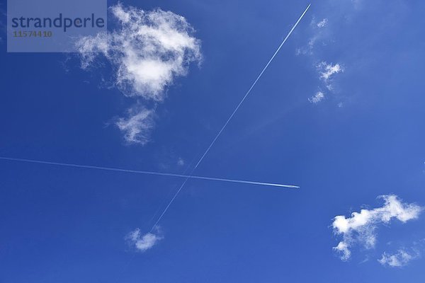 Verkehrsflugzeuge mit Kondensstreifen über Wolken  Bayern  Deutschland  Europa