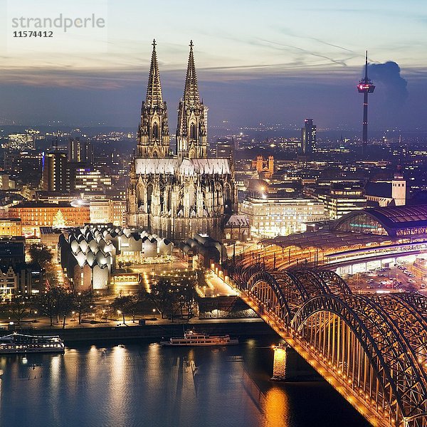 Stadtbild mit Kölner Dom  Hohenzollernbrücke und dem Rhein in der Abenddämmerung  Köln  Rheinland  Nordrhein-Westfalen  Deutschland  Europa