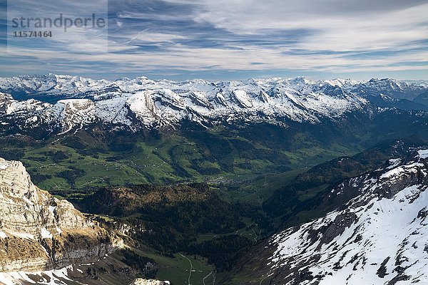Berge Churfirsten mit Schnee  Kanton St. Gallen  Schweiz  Europa