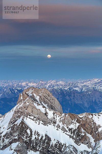 Säntis Berg mit Blick auf das Alpsteinmassiv bei Vollmond  Appenzeller Alpen  Appenzell  Schweiz  Europa