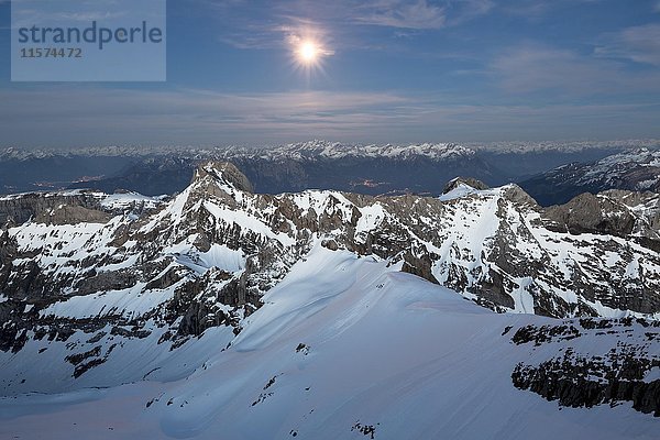 Säntis Berg mit Blick auf das Alpsteinmassiv bei Vollmond  Appenzeller Alpen  Appenzell  Schweiz  Europa