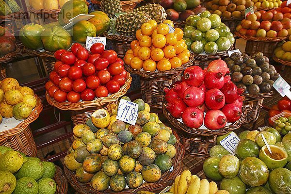 Obststand mit Passionsfrüchten  Granatäpfeln  Ananas und anderen exotischen Früchten  Markthalle  Funchal  Madeira  Portugal  Europa