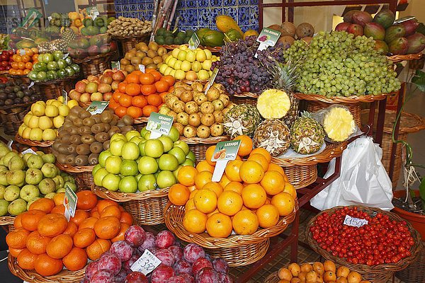 Obststand mit verschiedenen Früchten  Markthalle  Funchal  Madeira  Portugal  Europa