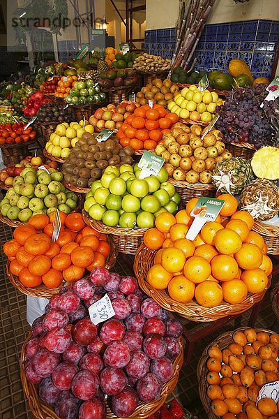 Obststand mit verschiedenen Früchten  Markthalle  Funchal  Madeira  Portugal  Europa