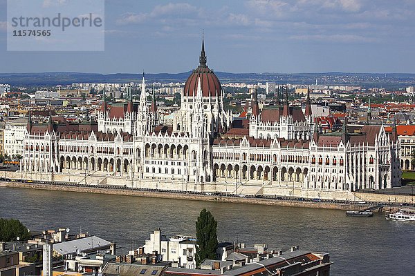 Ungarisches Parlament an der Donau  Budapest  Ungarn  Europa