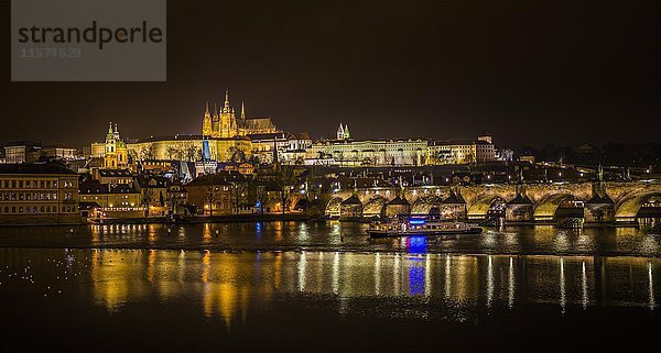 Nachtaufnahme von Prag  Moldau  Karlsbrücke  Veitsdom  Prager Burg  Hradschin  historisches Zentrum  Prag  Böhmen  Tschechische Republik  Europa