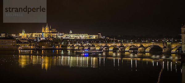 Nachtaufnahme von Prag  Moldau  Karlsbrücke  Veitsdom  Prager Burg  Hradschin  historisches Zentrum  Prag  Böhmen  Tschechische Republik  Europa