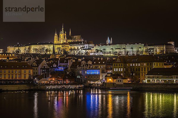 Nachtaufnahme von Prag  Moldawien  Veitsdom  Prager Burg  Hradschin  historisches Zentrum  Prag  Böhmen  Tschechische Republik  Europa