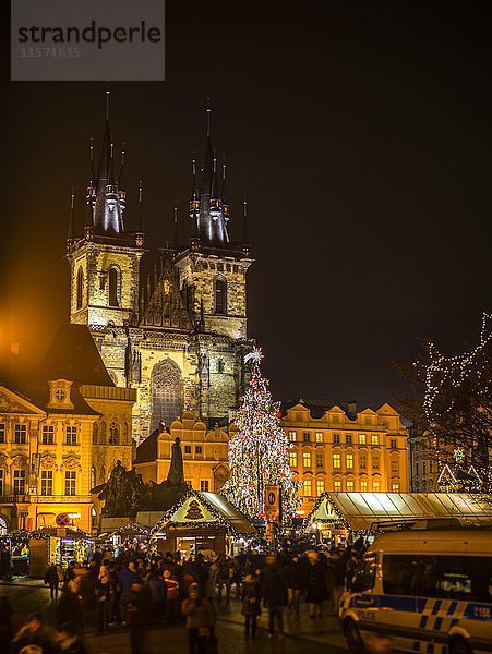 Tyn-Kathedrale  Weihnachtsmarkt auf dem Altstädter Ring  Nachtszene  historisches Zentrum  Prag  Böhmen  Tschechische Republik  Europa