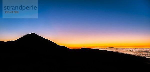 Sonnenuntergang  Sonnenuntergangsglühen mit Abendstern  bewölkter Himmel  Vulkan Teide und Vulkanlandschaft  beleuchtete Landschaft  Nationalpark El Teide  Teneriffa  Kanarische Inseln  Spanien  Europa