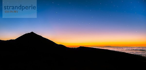 Sonnenuntergang  Sonnenuntergangsglühen  Sternenhimmel  bewölkter Himmel  Teide Vulkan im Gegenlicht  Silhouette  Nationalpark El Teide  Teneriffa  Kanarische Inseln  Spanien  Europa