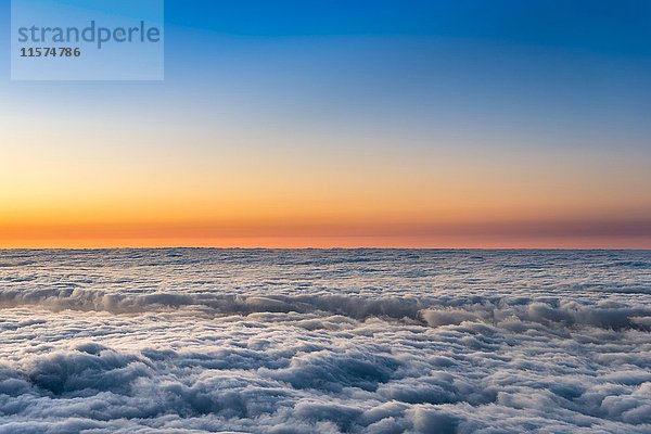 Sonnenuntergang  Sonnenuntergangsglühen über den Wolken  Nationalpark El Teide  Teneriffa  Kanarische Inseln  Spanien  Europa