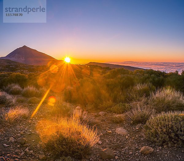 Sonnenuntergang  bewölkter Himmel  Vulkan Teide und Vulkanlandschaft  beleuchtete Landschaft  Nationalpark El Teide  Teneriffa  Kanarische Inseln  Spanien  Europa