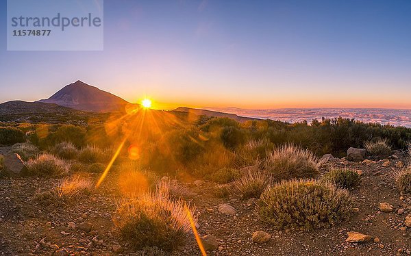 Sonnenuntergang  bewölkter Himmel  Vulkan Teide und Vulkanlandschaft  beleuchtete Landschaft  Nationalpark El Teide  Teneriffa  Kanarische Inseln  Spanien  Europa