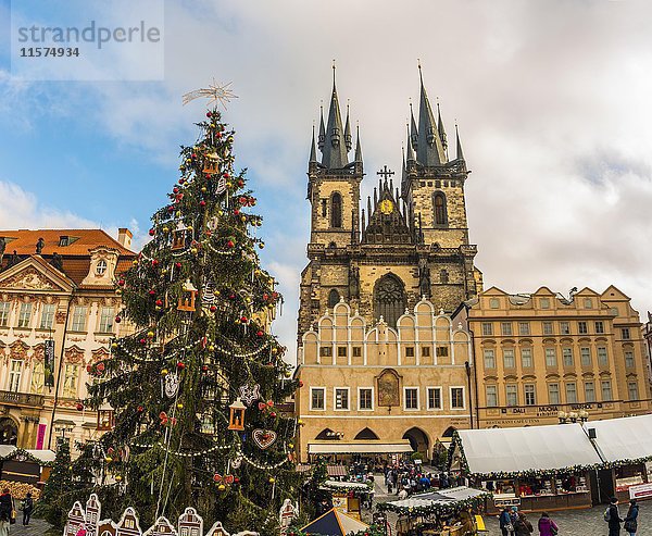 Tyn-Kathedrale  Weihnachtsmarkt auf dem Altstädter Ring  historisches Zentrum  Prag  Böhmen  Tschechische Republik  Europa