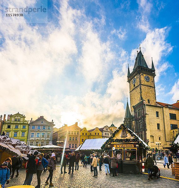 Altstädter Rathaus  Weihnachtsmarkt auf dem Altstädter Ring  historisches Zentrum  Prag  Böhmen  Tschechische Republik  Europa