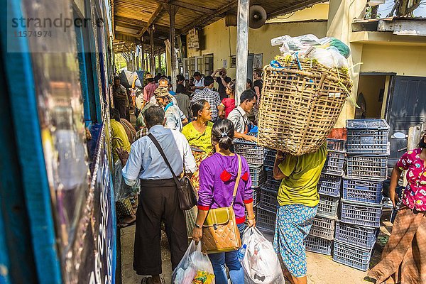 Einheimische steigen auf dem Bahnsteig in den Zug ein  Yangon Circular Railway  Yangon  Myanmar  Asien