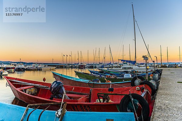 Boote im Hafen  Sonnenuntergang am Bolsena-See  Bolsena  Latium  Italien  Europa