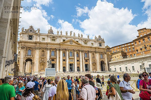 Petersdom  Petersplatz mit Touristen  Vatikanstadt  Vatikan  Rom  Latium  Italien  Europa