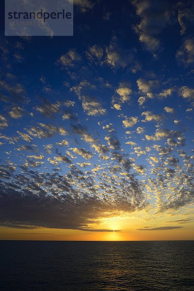 Sonnenuntergang mit Wolken  Atlantik  Brasilien  Südamerika