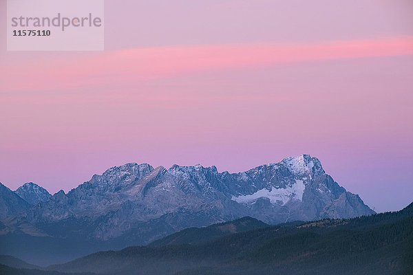 Alpspitze und Zugspitze  Dämmerung  Wetterstein  Blick vom Hirschhörnlkopf  Jachenau  Oberbayern  Bayern  Deutschland  Europa