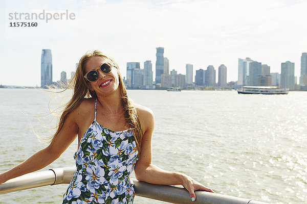 Porträt einer jungen Frau am Skyline-Hafen  New York  USA