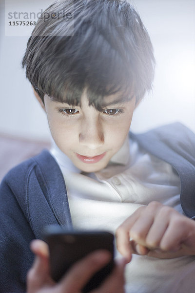 Junge spielt mit Smartphone