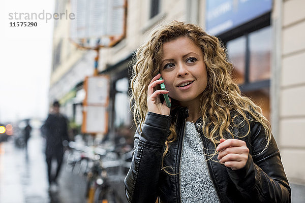 Frau in der Straße telefoniert auf dem Handy