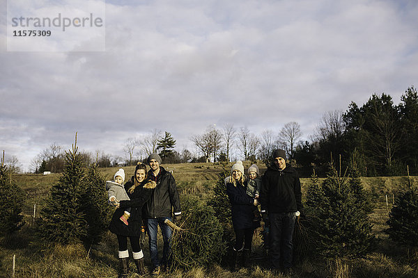 Eltern und kleine Mädchen in einer Weihnachtsbaumfarm  Cobourg  Ontario  Kanada