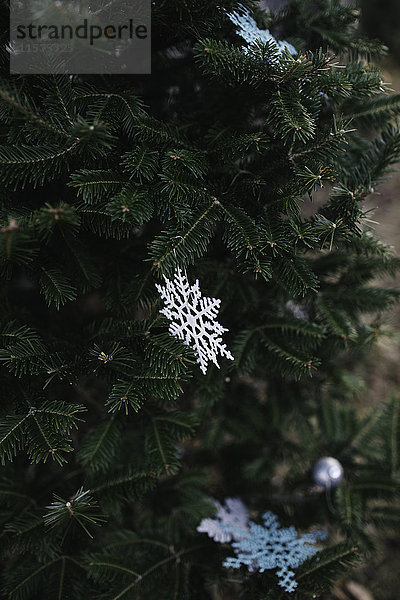 Papierschneeflocken am Weihnachtsbaum