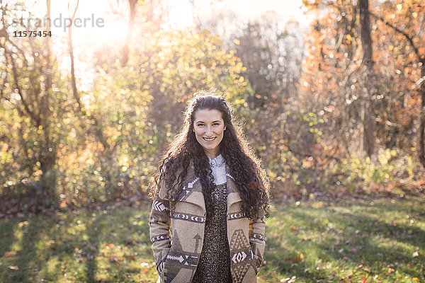 Porträt einer jungen Frau im Herbstfeld