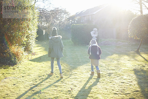 Geschwister genießen Sonne im Garten