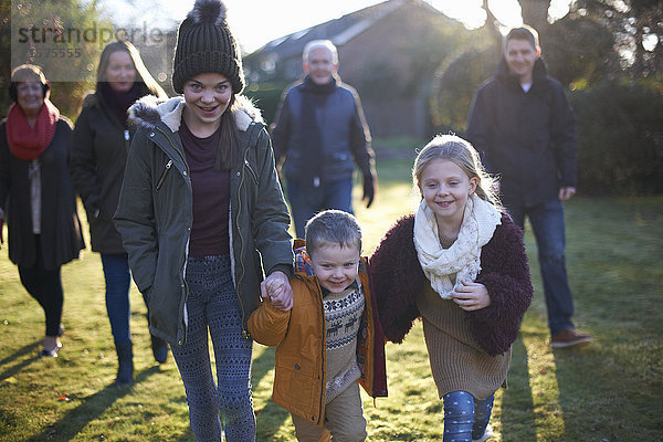 Familie genießt Sonne im Garten