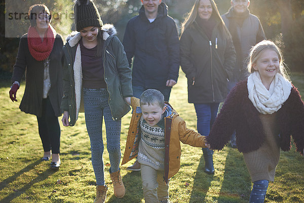 Familie genießt Sonne im Garten