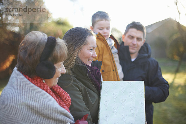 Familie bei Geburtstagsfeier im Garten