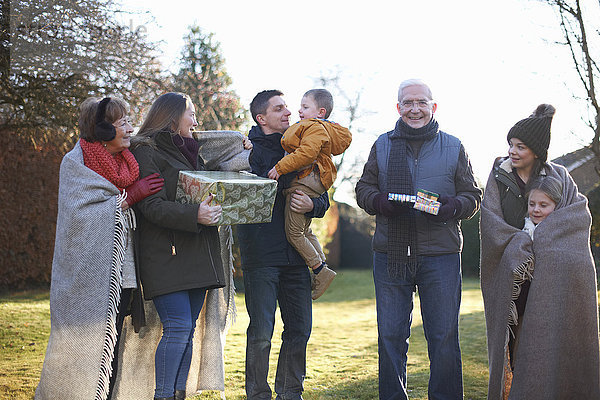 Familie bei Geburtstagsfeier im Garten