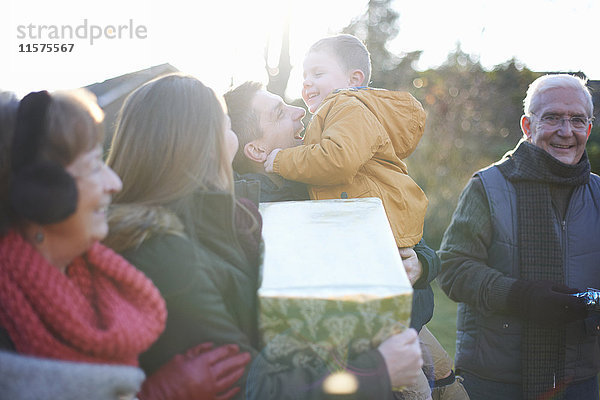 Familie bei Geburtstagsfeier im Garten