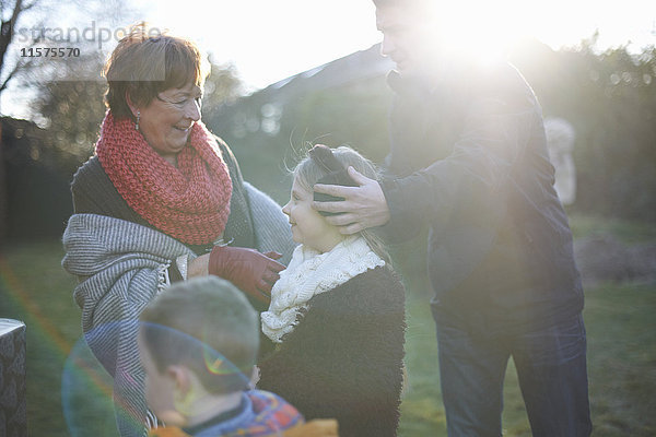 Glückliche Familie im Garten