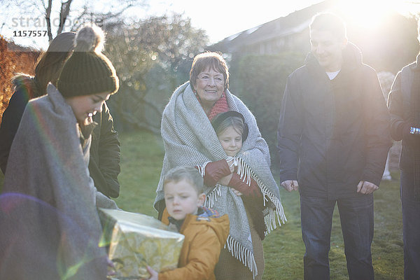 Familie bei Geburtstagsfeier im Garten