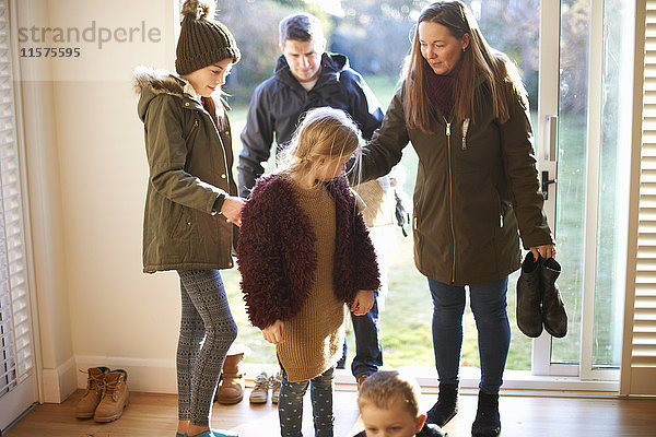 Ankunft der Familie im Haus